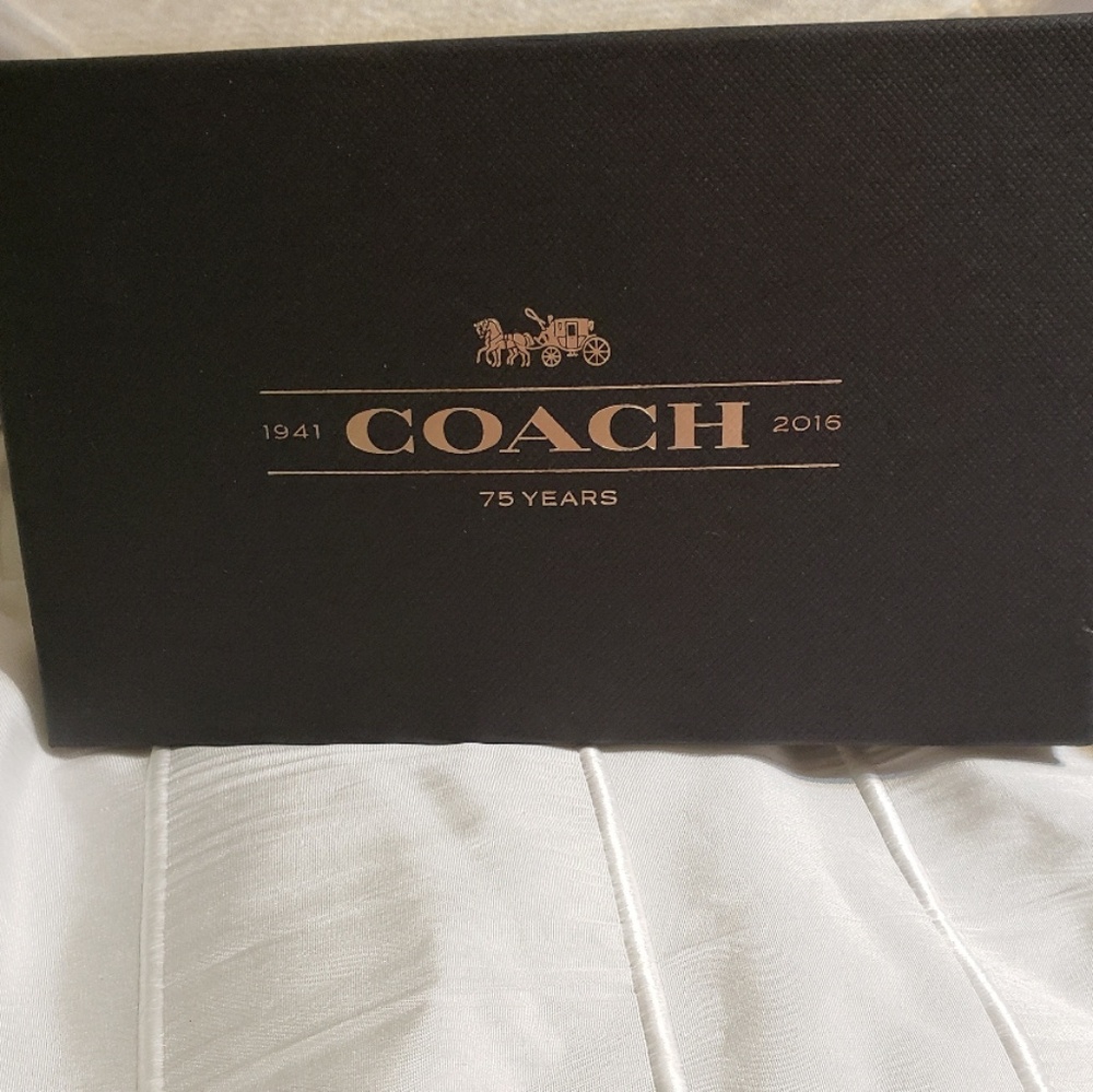 NWT New in Box COACH red flower wristlet - Picture 4 of 4